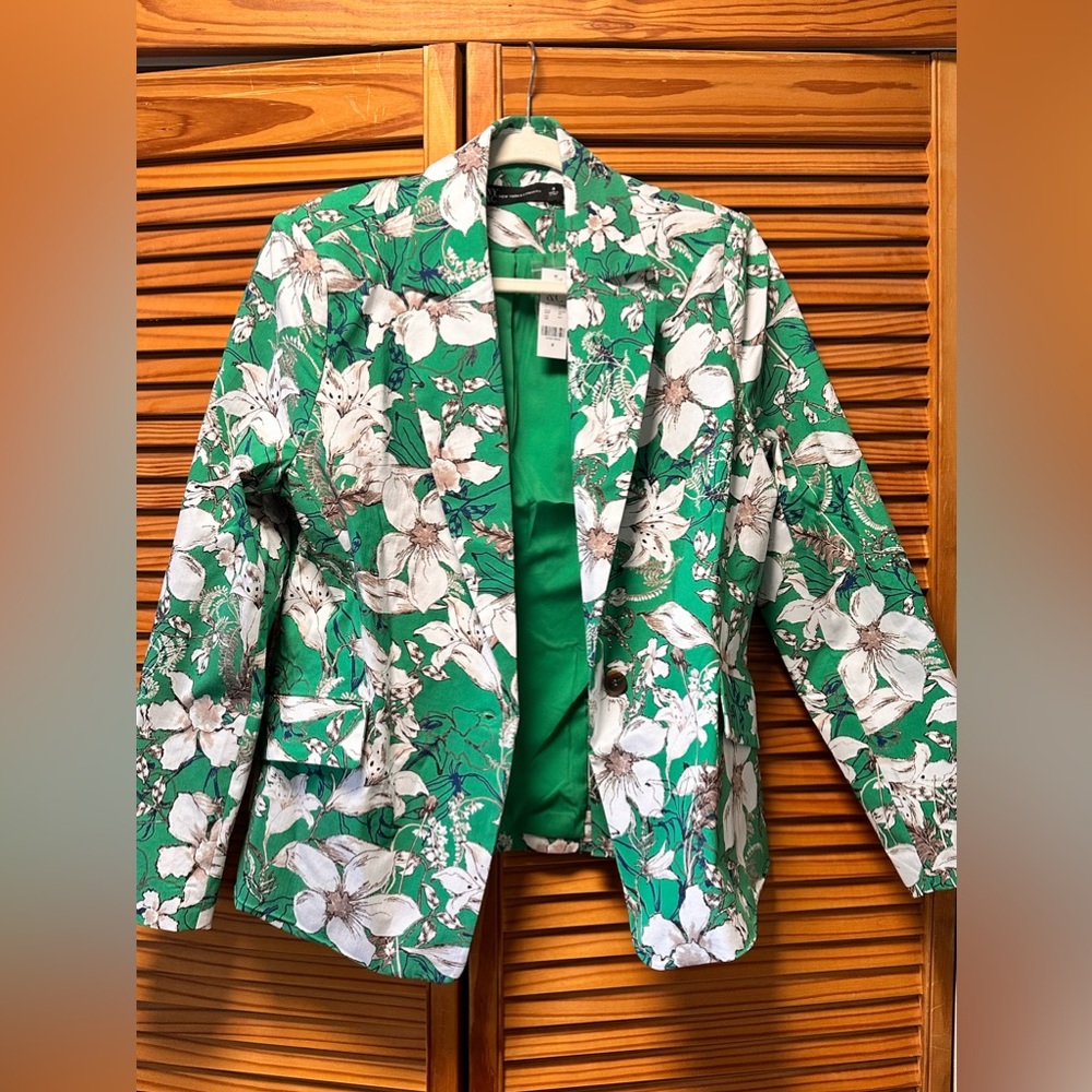 Floral blazer from New York and Company. Size 8. Brand New w/ Tag.
